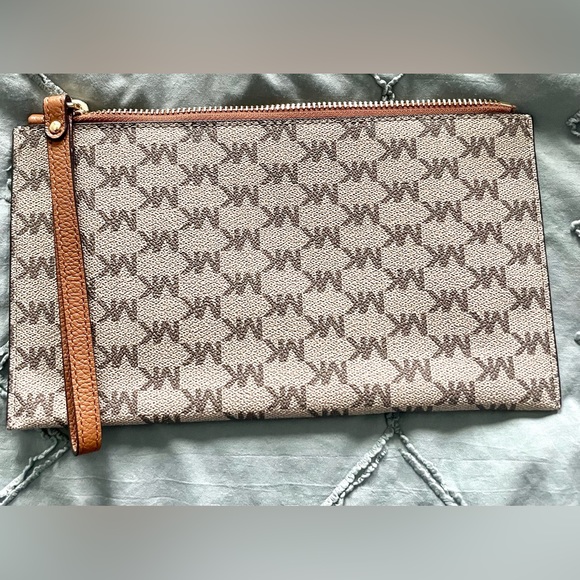 Michael Kors Jet Set XL Zip Clutch Wristlet - Picture 3 of 5